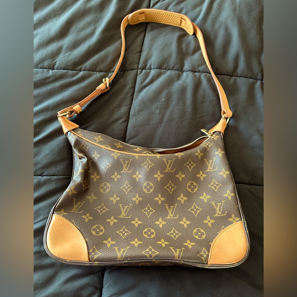AUTHENTIC LOUIS VUITTON HOBO BAG.
